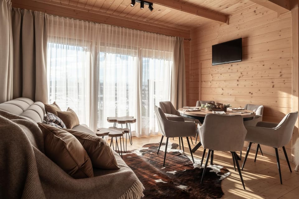TV and multimedia, Living room, Seating area, Dining area, Evening entertainment