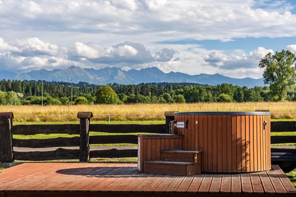Nearby landmark, Spring, Day, Natural landscape, Hot Tub, Mountain view