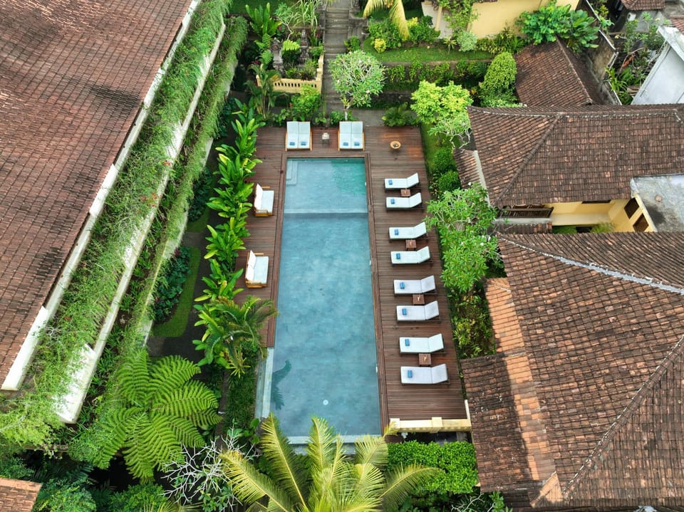 Property building, Garden, Garden view, Garden view, Landmark view, Swimming pool, Swimming pool