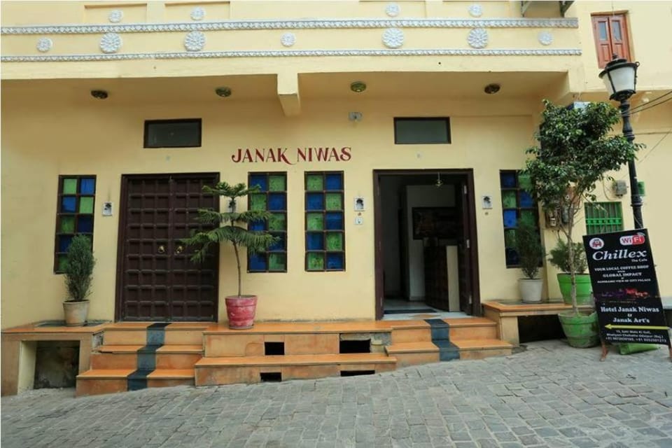 Facade/entrance