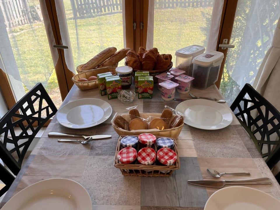 Dining area, Breakfast, Continental breakfast