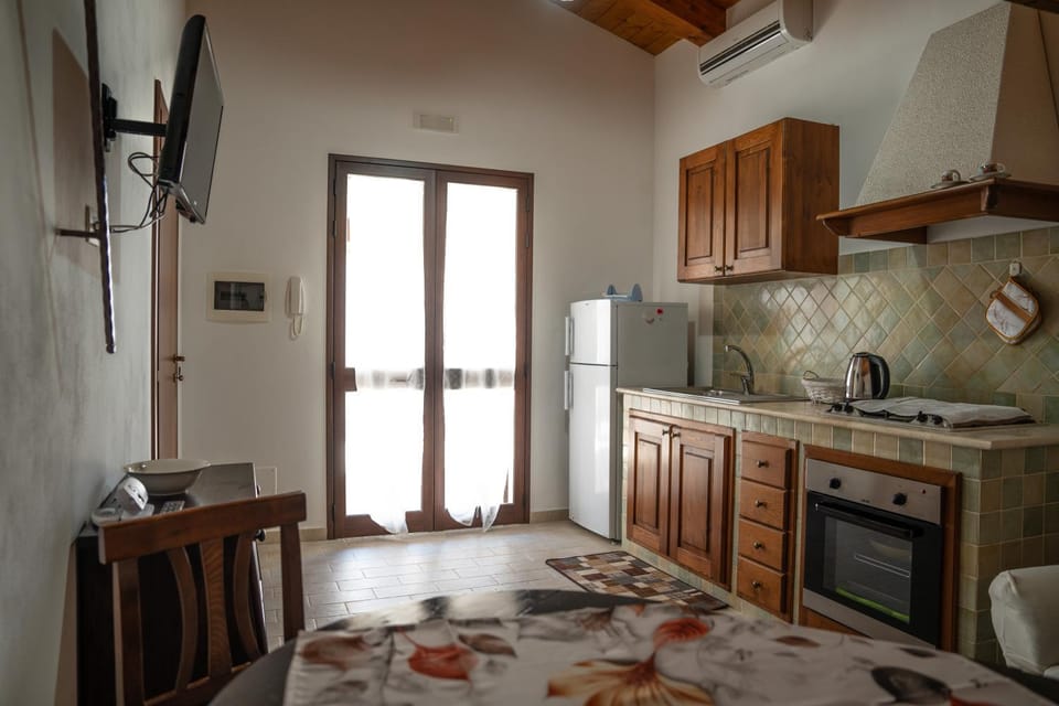 Kitchen or kitchenette, Dining area, oven, stove