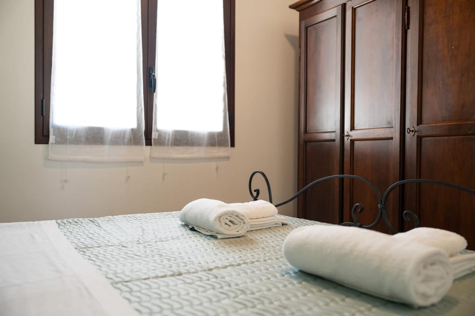 Bed, towels