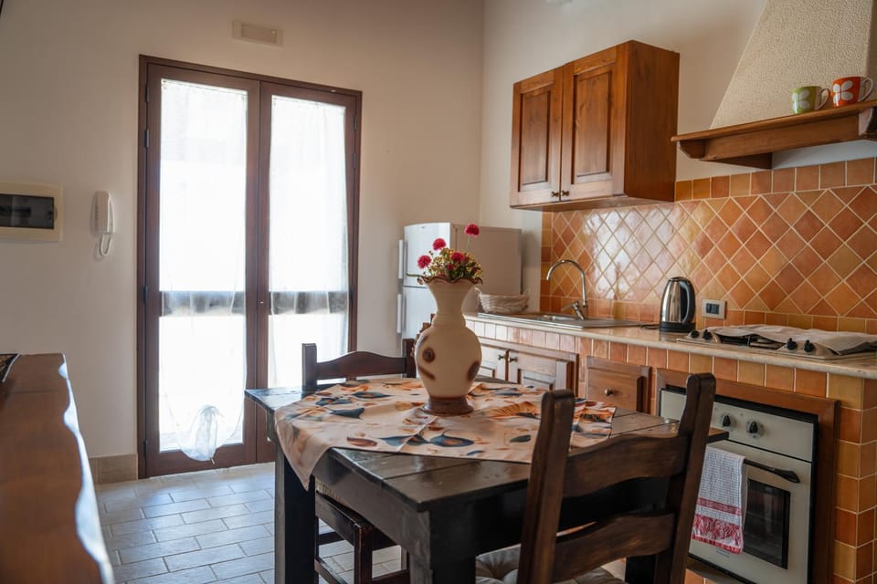 Kitchen or kitchenette, Dining area, stove