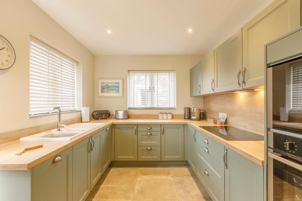Coffee/tea facilities, dishwasher, minibar, pet friendly, stove, toaster