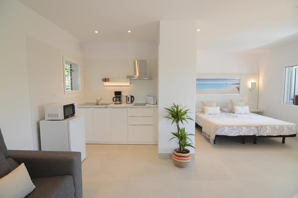 Bedroom, kitchen