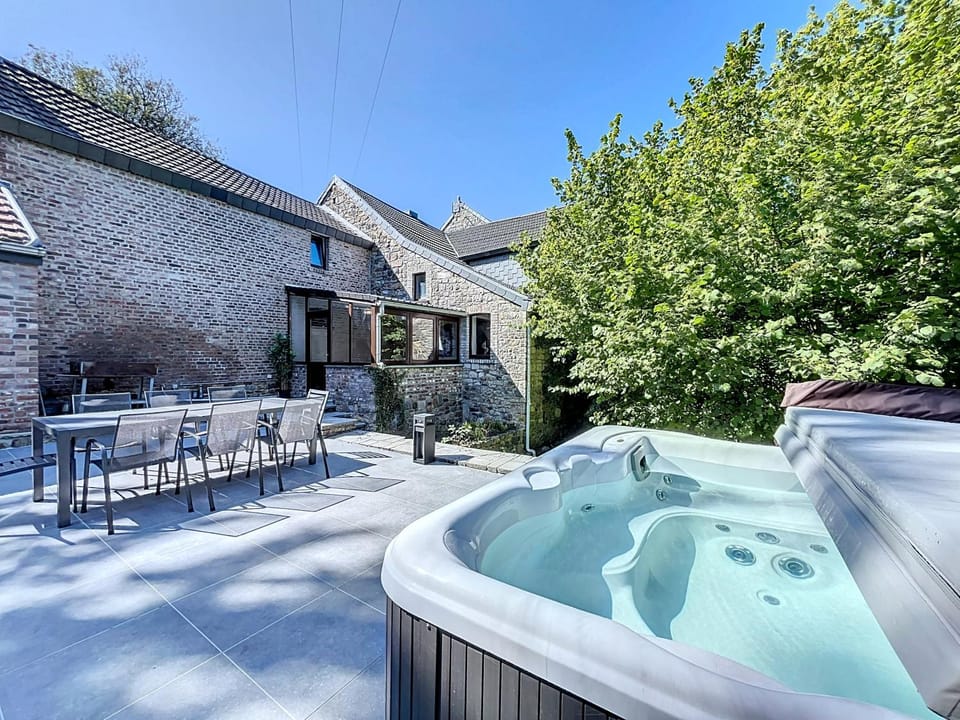 Property building, Day, Natural landscape, Hot Tub