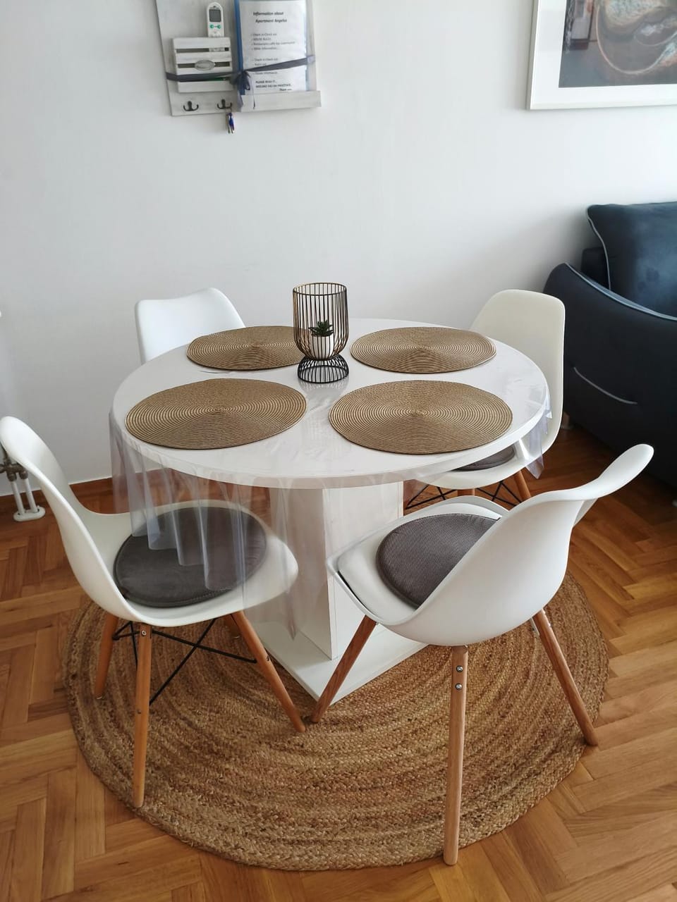 Seating area, Dining area