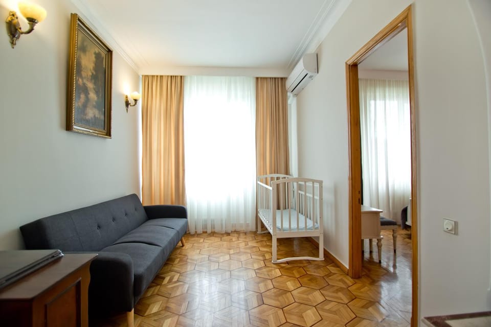 Photo of the whole room, cot