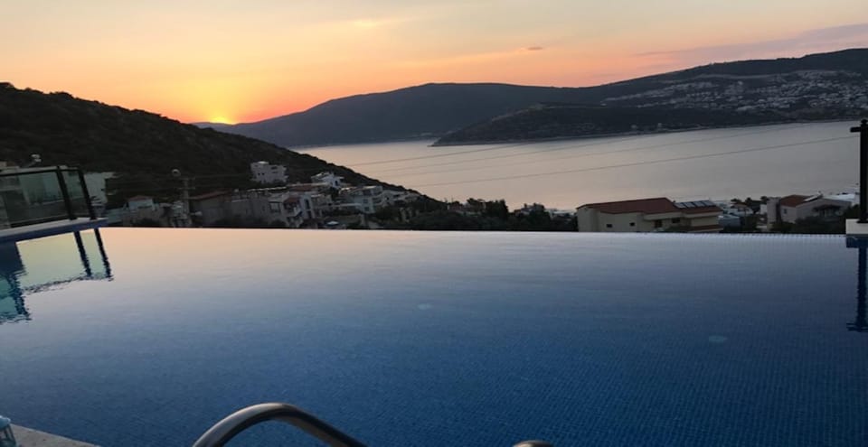 Patio, Garden, Coffee/tea facilities, City view, Landmark view, Mountain view, Sea view, Swimming pool, Swimming pool, Sunset