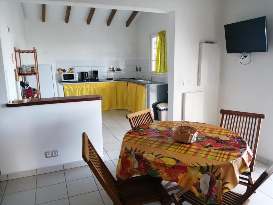 Kitchen or kitchenette, Living room, Seating area, minibar