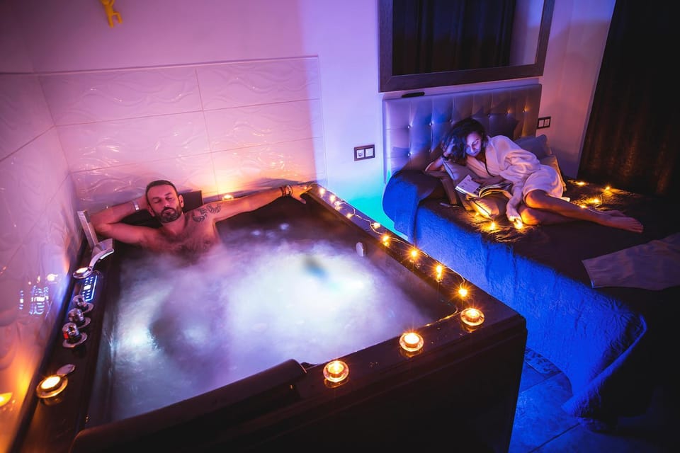 People, Hot Tub