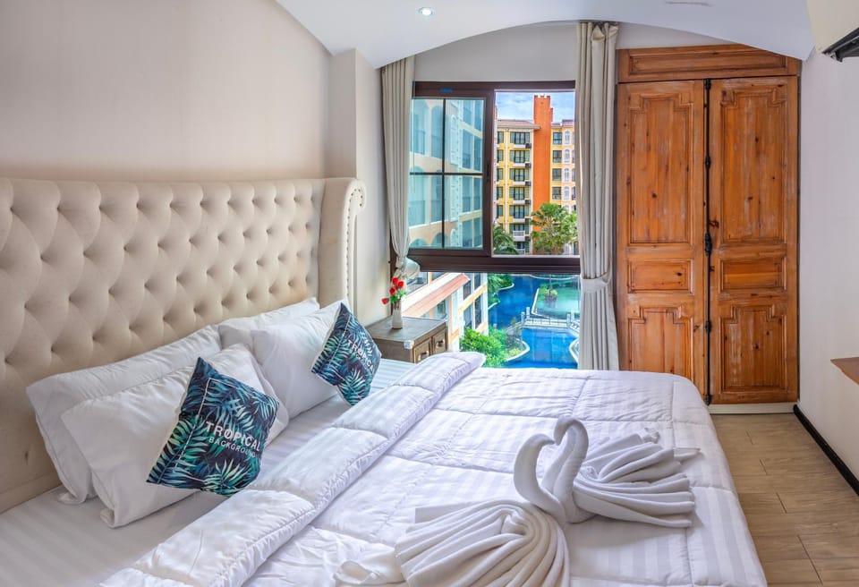 Bed, Bedroom, Swimming pool, towels