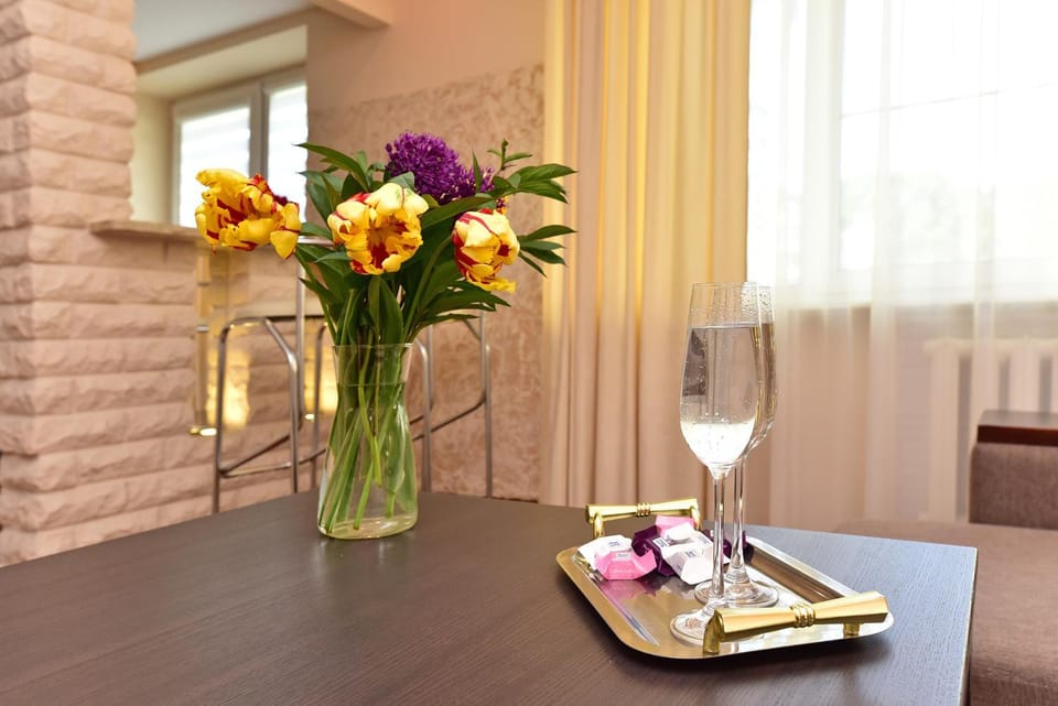 Living room, Food and drinks, Dining area, Food, Drinks