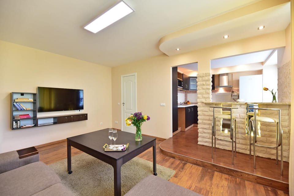 TV and multimedia, Kitchen or kitchenette, Living room, Dining area