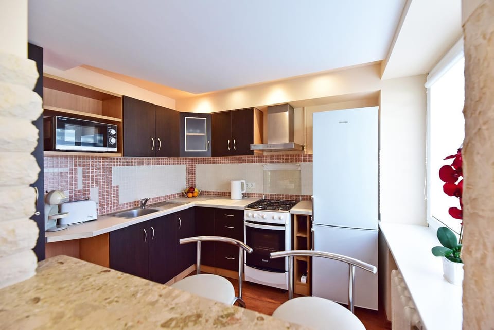 Dining area, minibar, oven, stove, toaster, kitchen