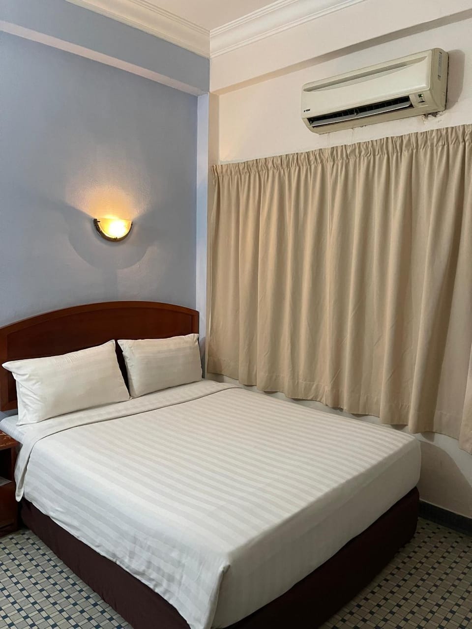 Bed, air conditioner