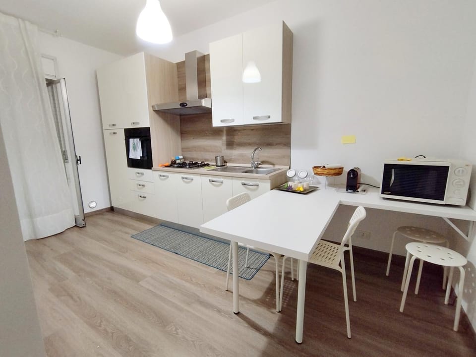 Kitchen or kitchenette, Dining area, minibar, pet friendly, stove