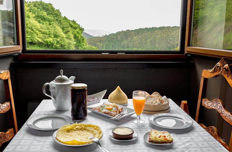 Natural landscape, Food and drinks, Garden view, Breakfast, Continental breakfast