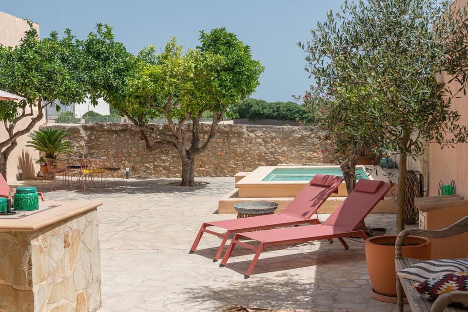 Patio, Swimming pool, sunbed