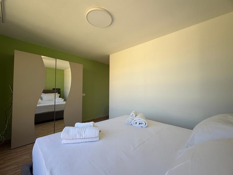 Bed, Photo of the whole room, Bedroom, towels