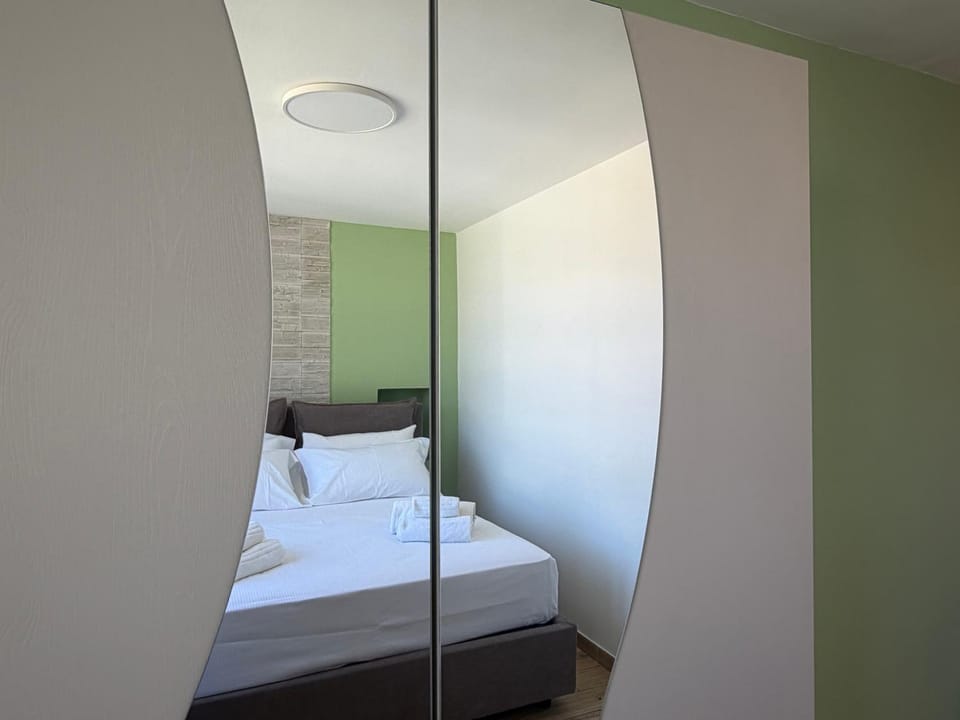 Bed, Photo of the whole room, towels