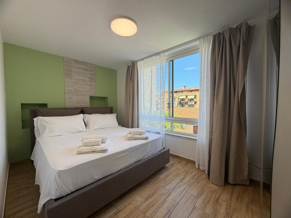 Bed, Photo of the whole room, Bedroom, towels