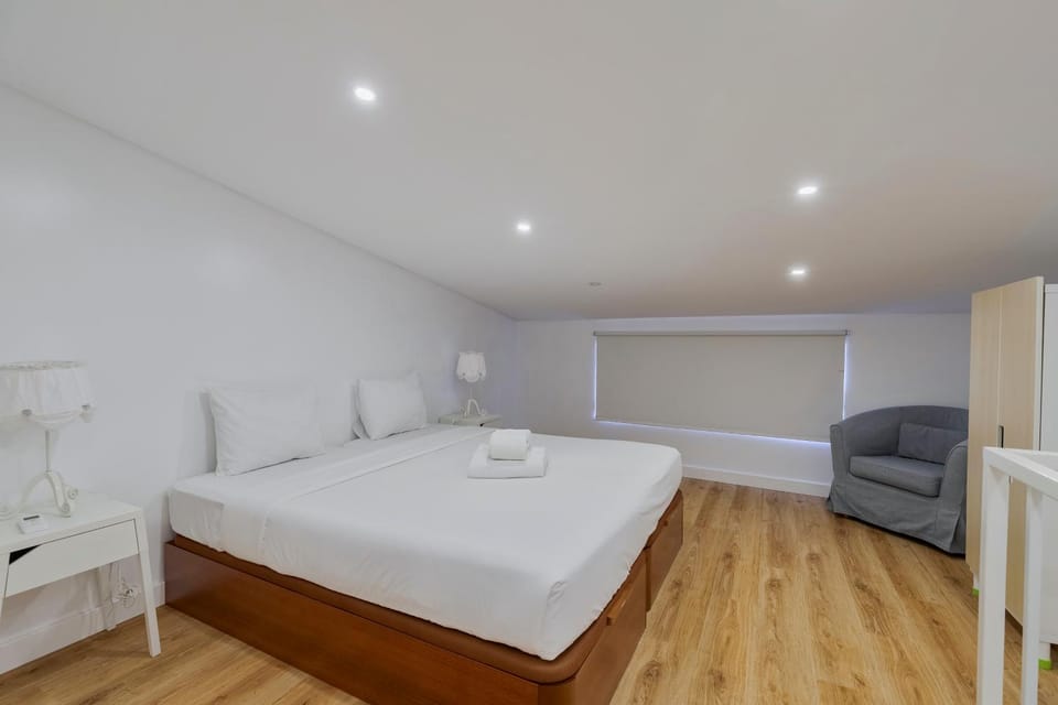 Photo of the whole room, Bedroom