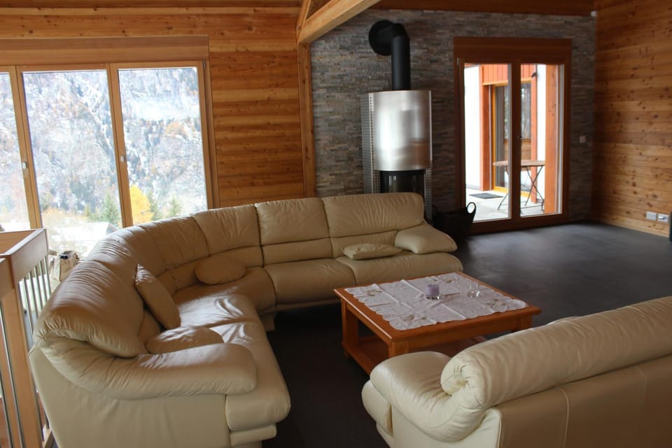 Photo of the whole room, Decorative detail