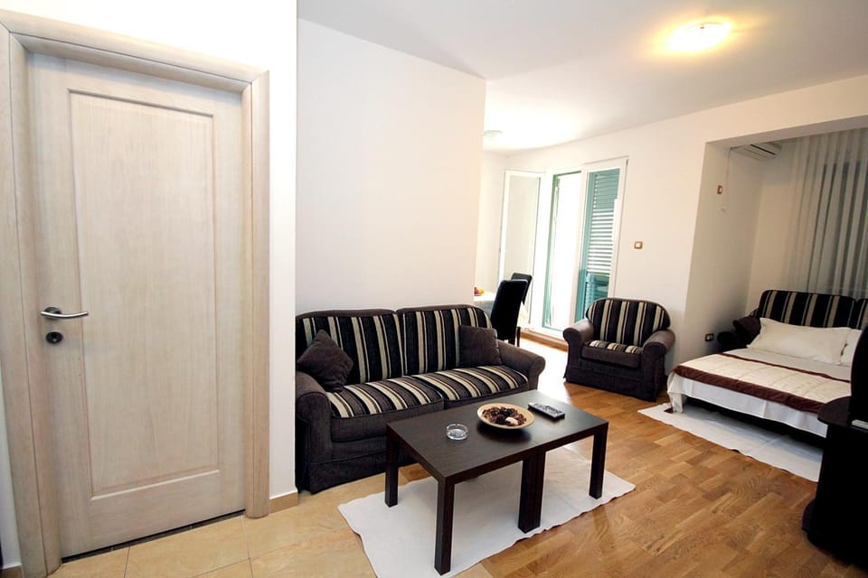 Bed, Living room, Seating area