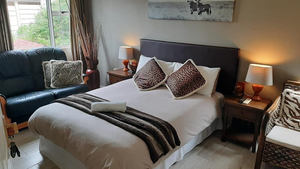 TV and multimedia, Coffee/tea facilities, Living room, Seating area, Bedroom, Garden view, Swimming pool, Certificate/Award, wardrobe, air conditioner