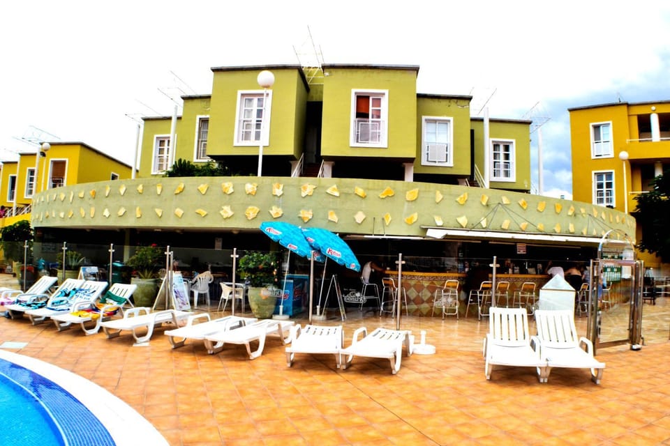 Property building, Day, Swimming pool