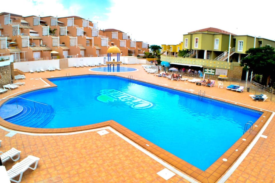Property building, Day, Swimming pool