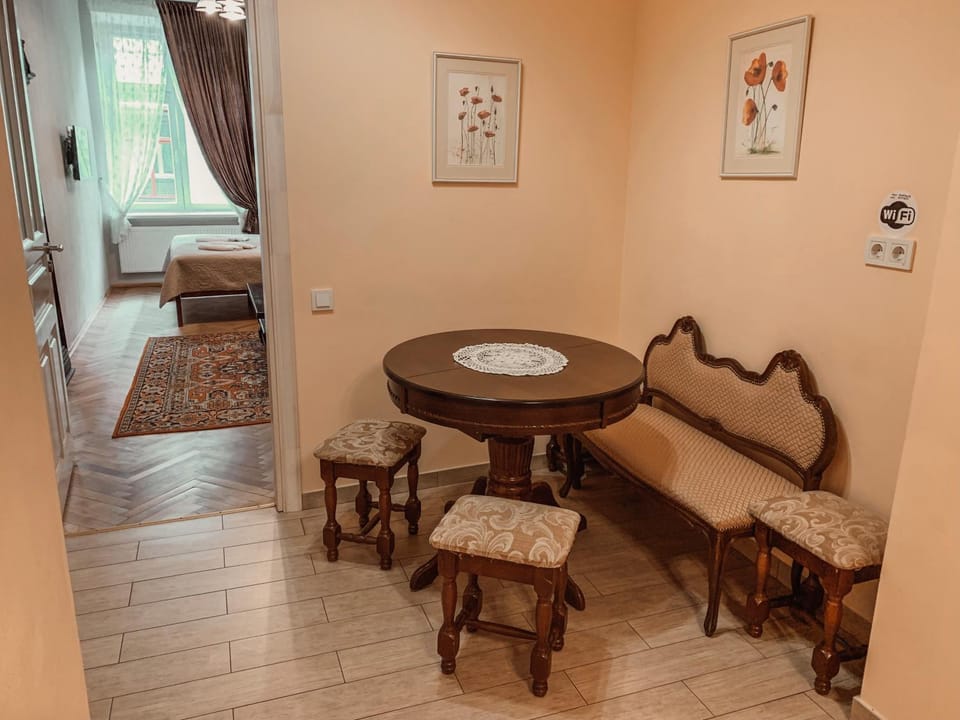 Seating area, Dining area