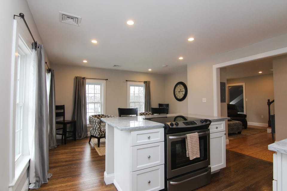 Kitchen or kitchenette, Seating area, Dining area