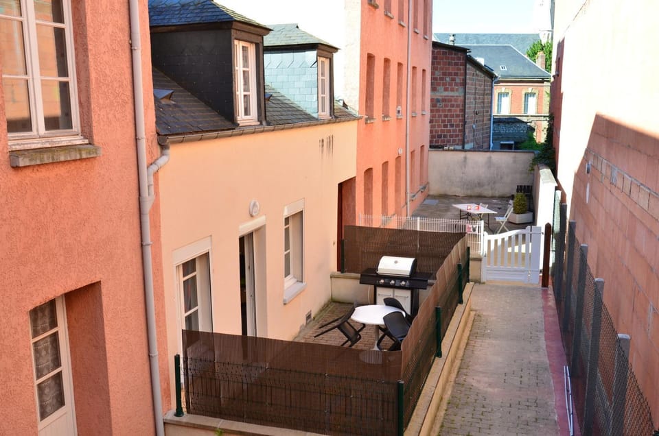 Facade/entrance, BBQ facilities, Balcony/Terrace