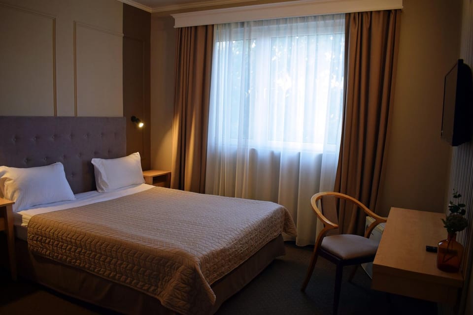 Bed, TV and multimedia, Photo of the whole room, Bedroom