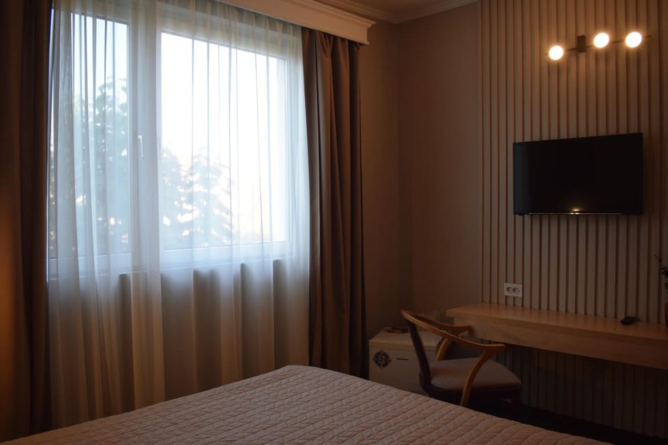 Bed, TV and multimedia, Photo of the whole room, Bedroom