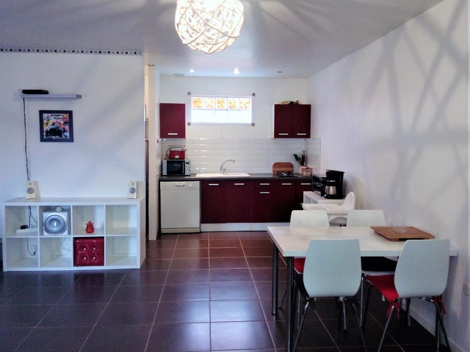 Kitchen or kitchenette, Dining area, dishwasher, toaster, washing machine
