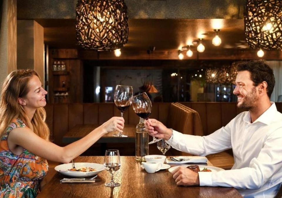 Restaurant/places to eat, People, Lounge or bar, Food and drinks, Banquet/Function facilities, Food, Guests, Drinks, Alcoholic drinks, group of guests