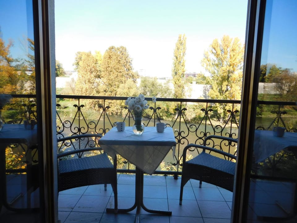 Balcony/Terrace, City view, Landmark view, River view