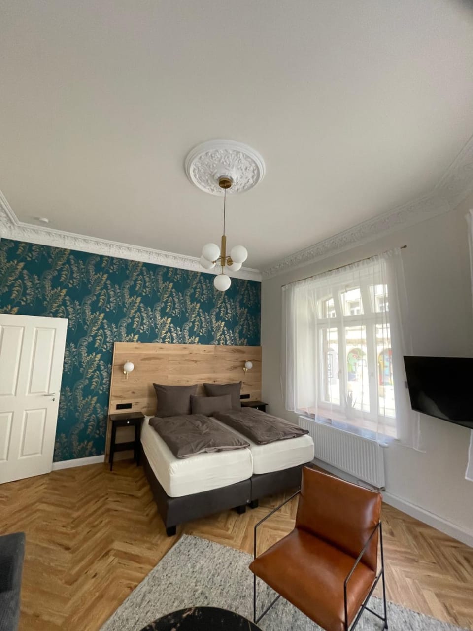 TV and multimedia, Living room, Seating area, Bedroom