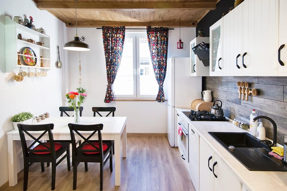 Kitchen or kitchenette, Dining area