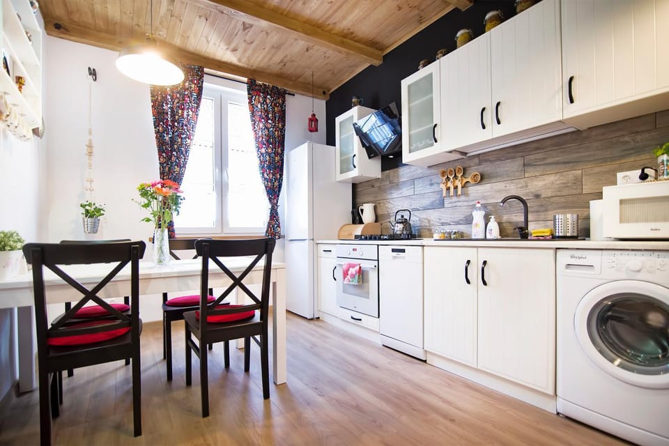 Kitchen or kitchenette, Dining area