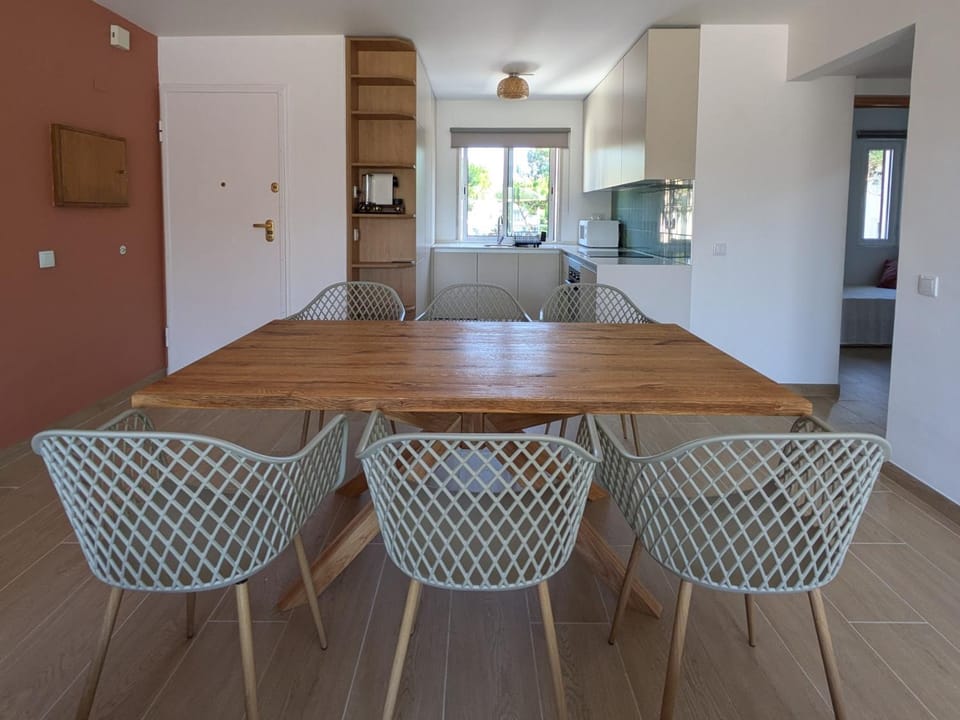 Kitchen or kitchenette, Dining area, stove