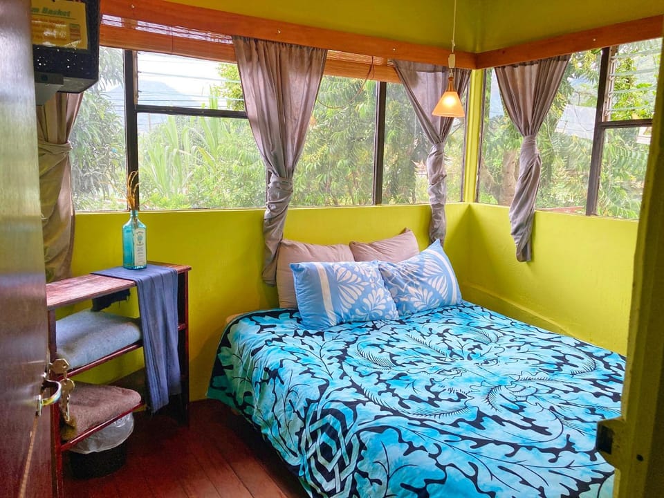 View (from property/room), Photo of the whole room, Bedroom, Mountain view, fireplace