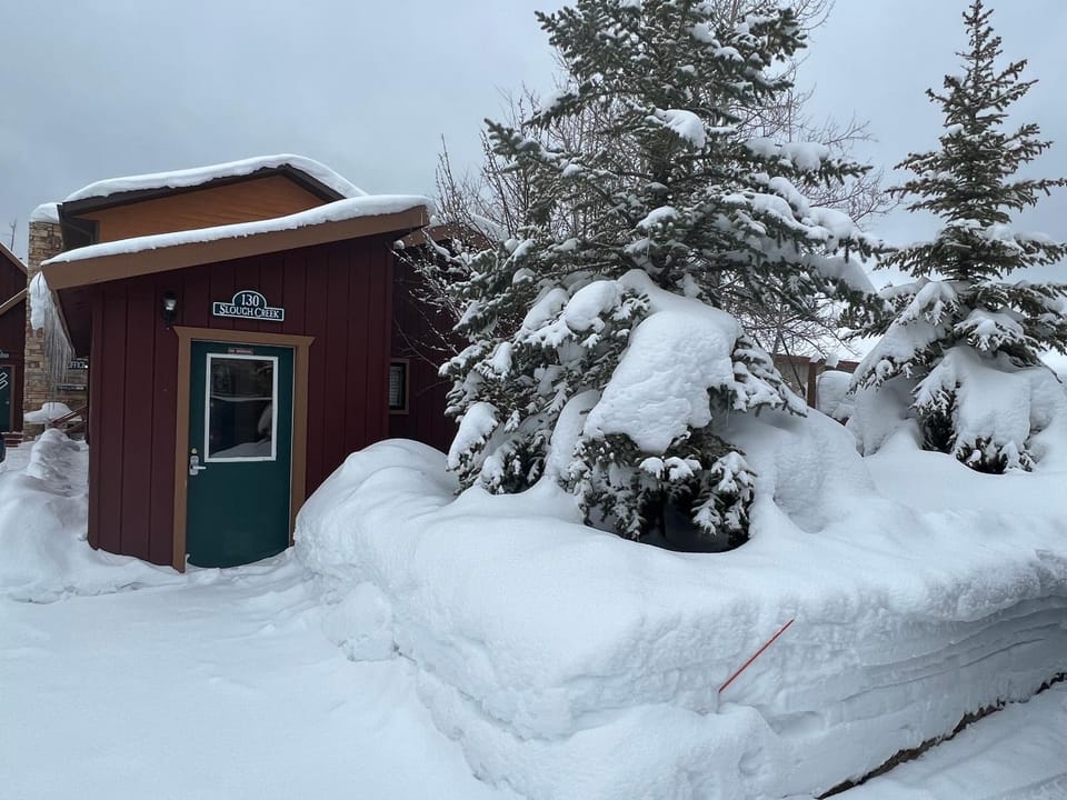 Property building, Facade/entrance, Winter