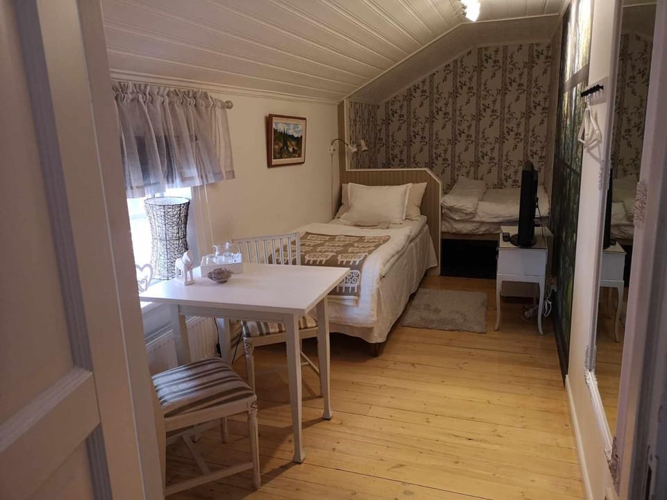 Bed, Photo of the whole room, Seating area, Bedroom