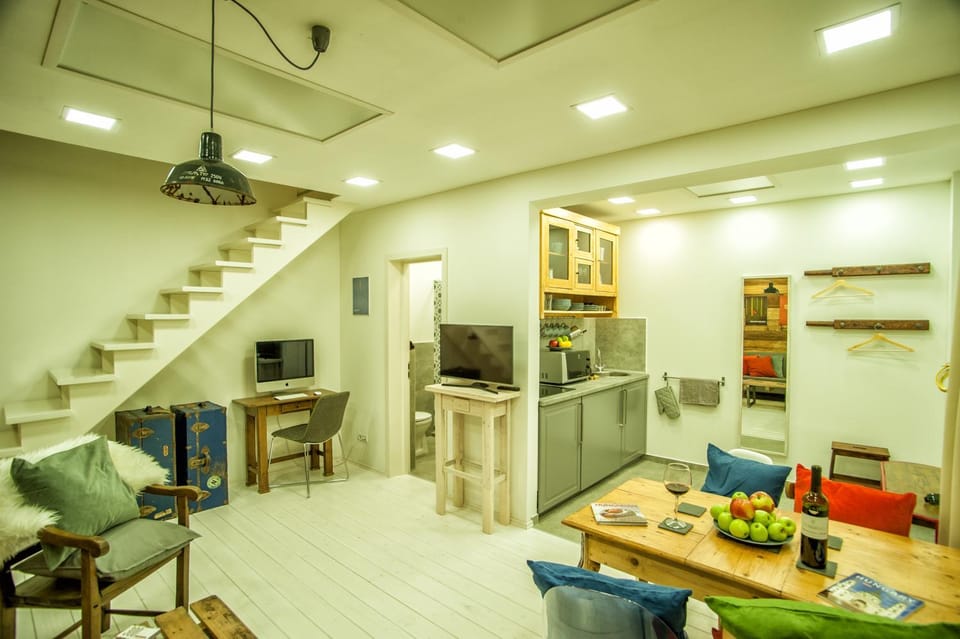 Kitchen or kitchenette, Living room, Seating area, Dining area