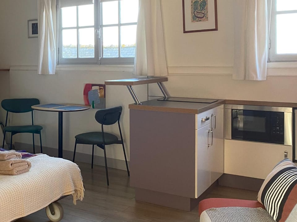 Bed, Kitchen or kitchenette, Living room, Dining area, Bedroom, microwave